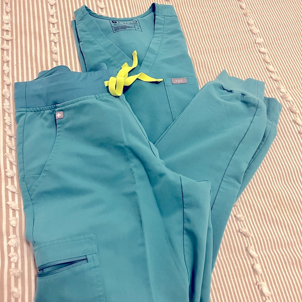 Figs scrubs-marine